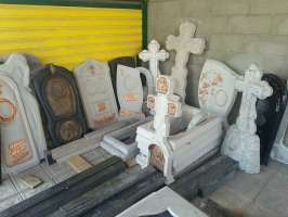 Кресты и памятники на кладбище Льгов