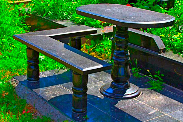 столик и скамья на кладбище